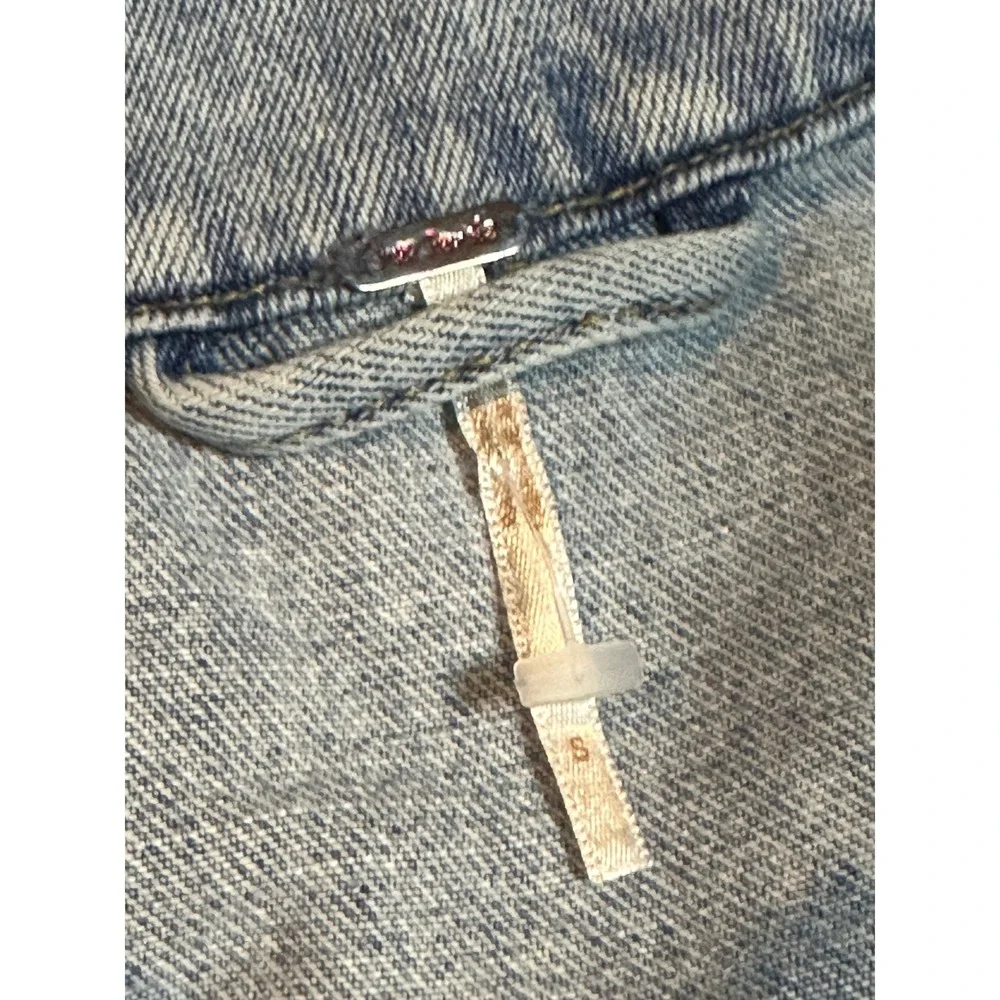 Free People Distressed Denim Jacket Light Wash Frayed Pockets Button Front Women - Picture 3 of 10